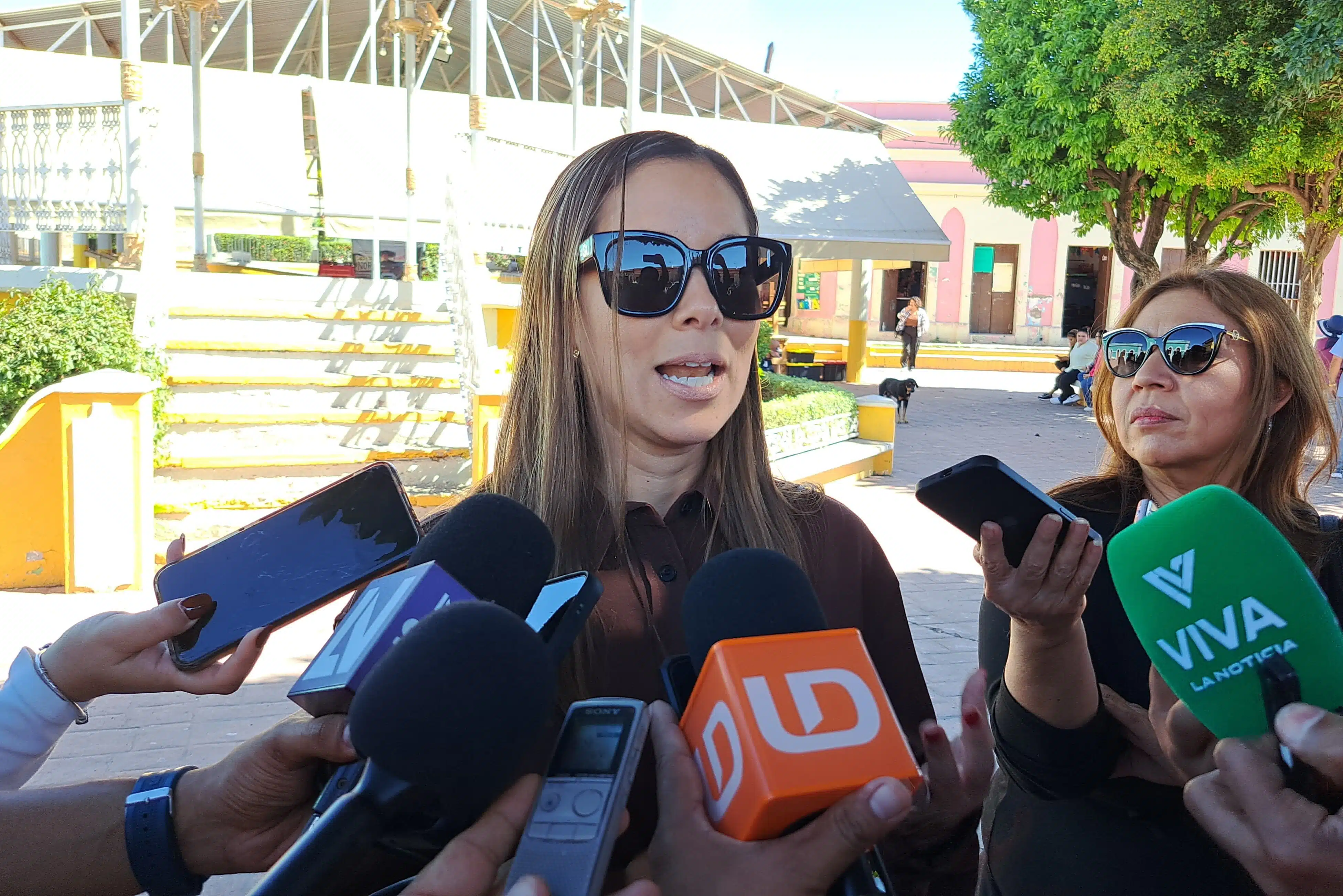 Mireya Sosa Osuna, titular de la Sectur en Sinaloa, habla con la prensa de la entidad