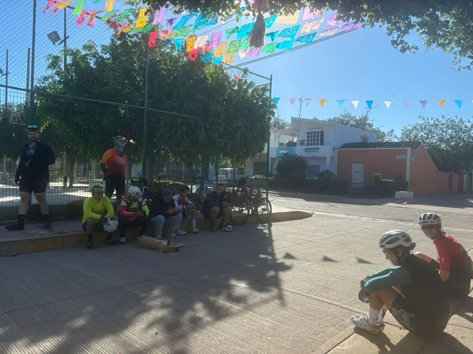 Ciclistas varados por balacera en Mazatlán