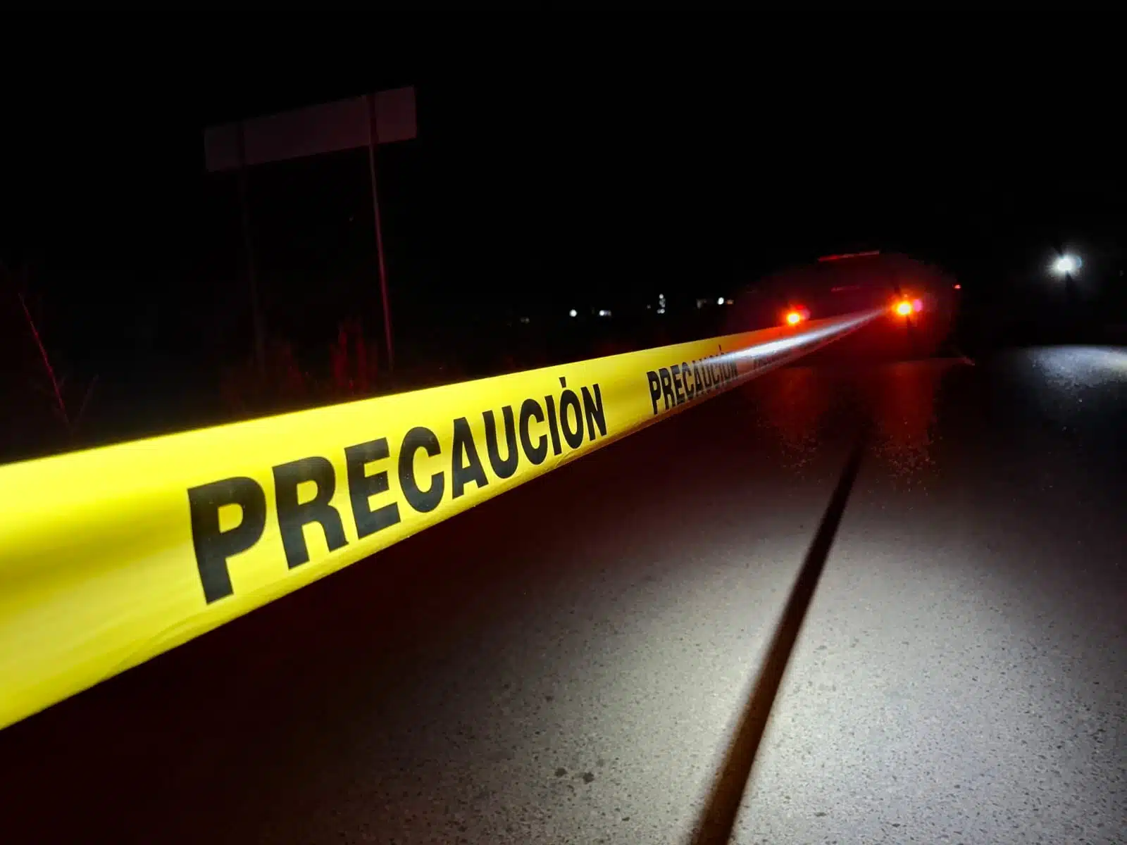 Una cinta amarilla delimita el área donde se reportó el hallazgo del cuerpo de una persona 