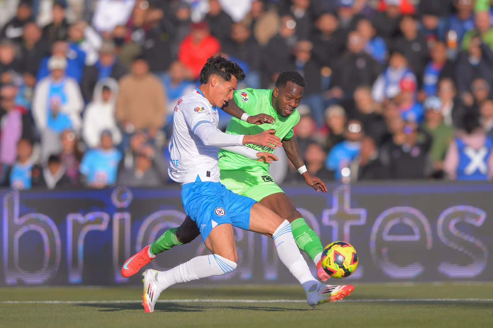 Jugadores de Cruz Azul y FC Juarez