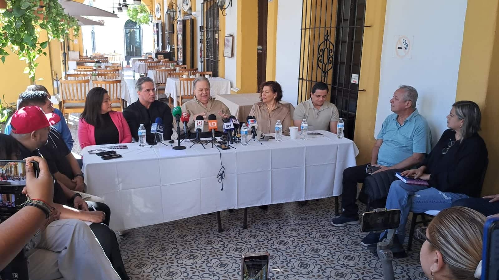 Conferencia de prensa con los representantes restauranteros para el programa Tardes de Carnaval en la plazuela Machado, Mazatlán