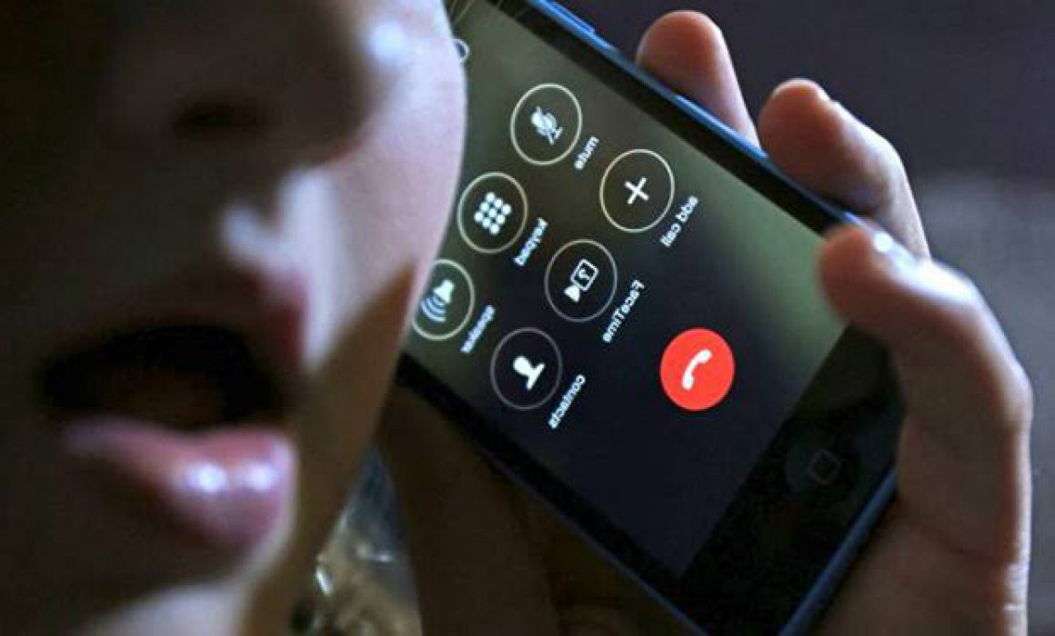 Una persona sostiene una llamada telefónica