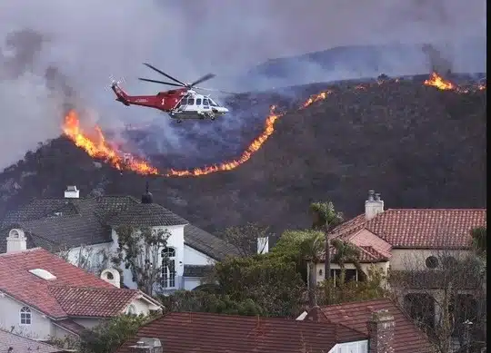 Helicóptero combatiendo incendios