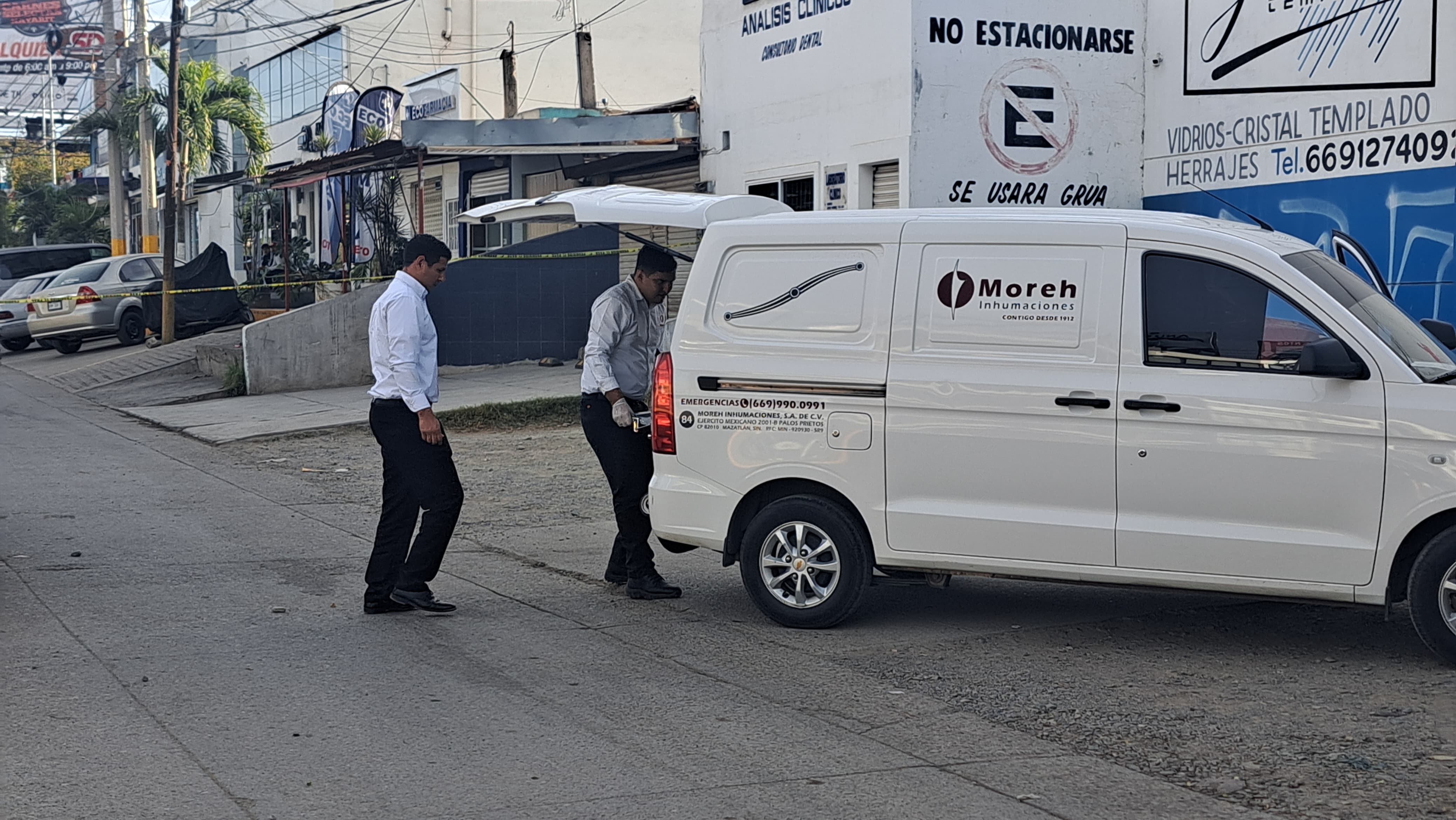 Trabajadores de Semefo en colonia de Mazatlán donde se localizo cuerpo de una mujer