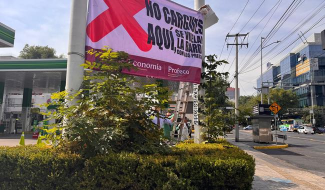 Gasolinera con lonas de Profeco