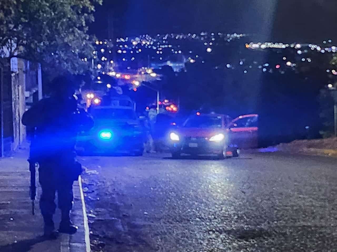 Autoridades resguardan el vehículo que fue abandonado en el bulevar Paseo de Los Ganaderos o de Las Torres en la ciudad de Culiacán