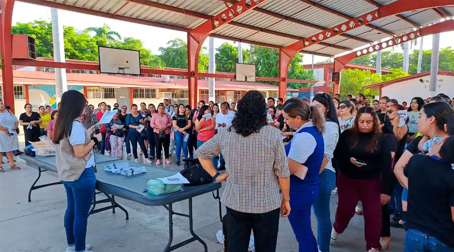 Entrega de tarjetas del bienestar a padres y madres de familia