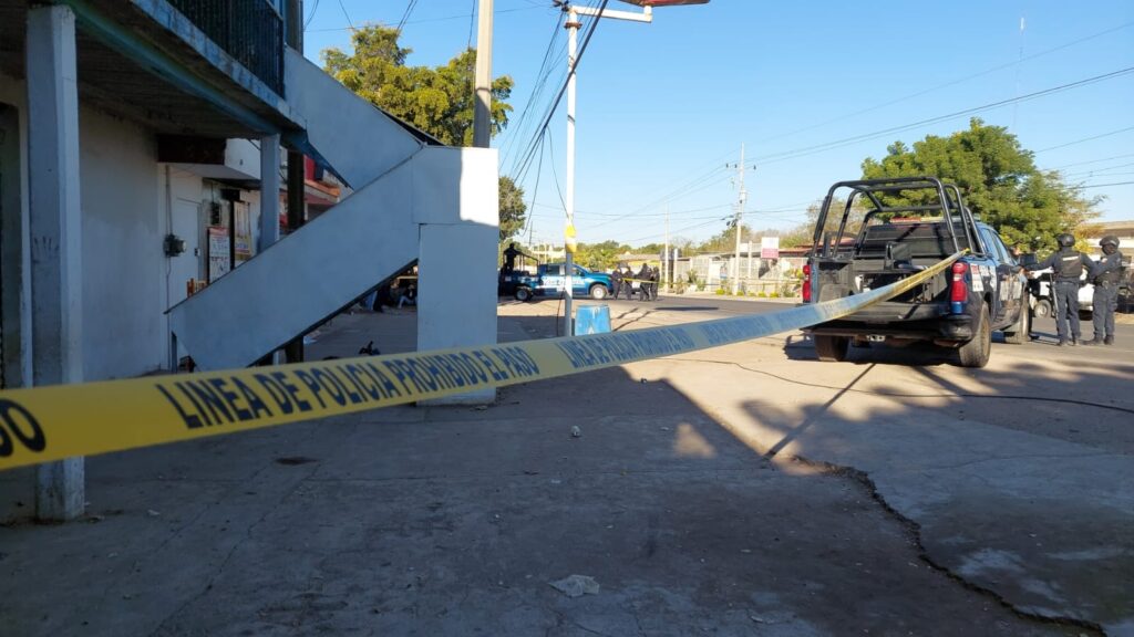 A balazos y afuera de un expendio asesinan a Armando en Culiacán