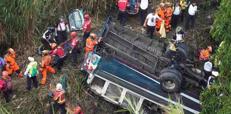 SRE confirma el fallecimiento de un mexicano en trágico accidente de autobús en Guatemala