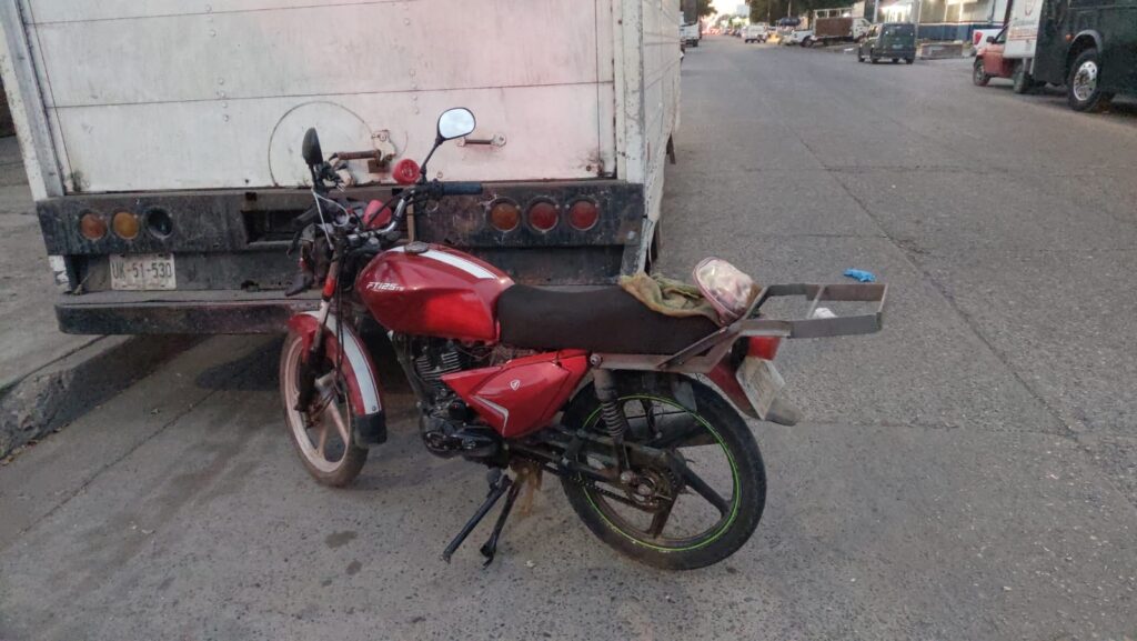 Motocicleta en la que viajaba el hombre que resultó lesionado.