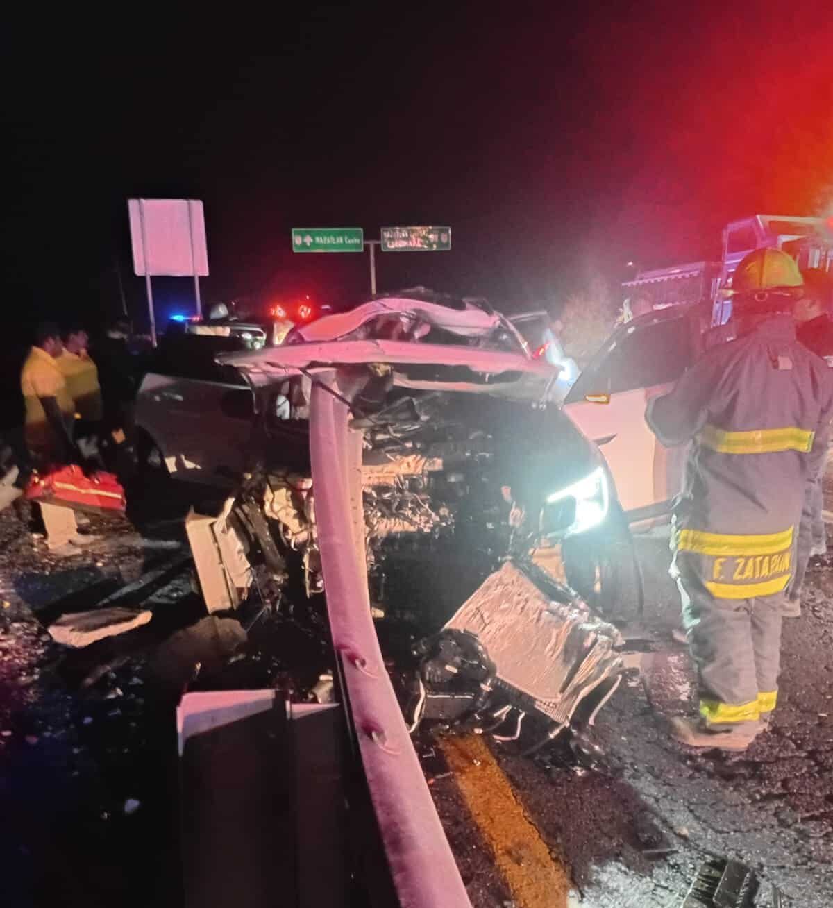 Carro impactado contra muro de contención