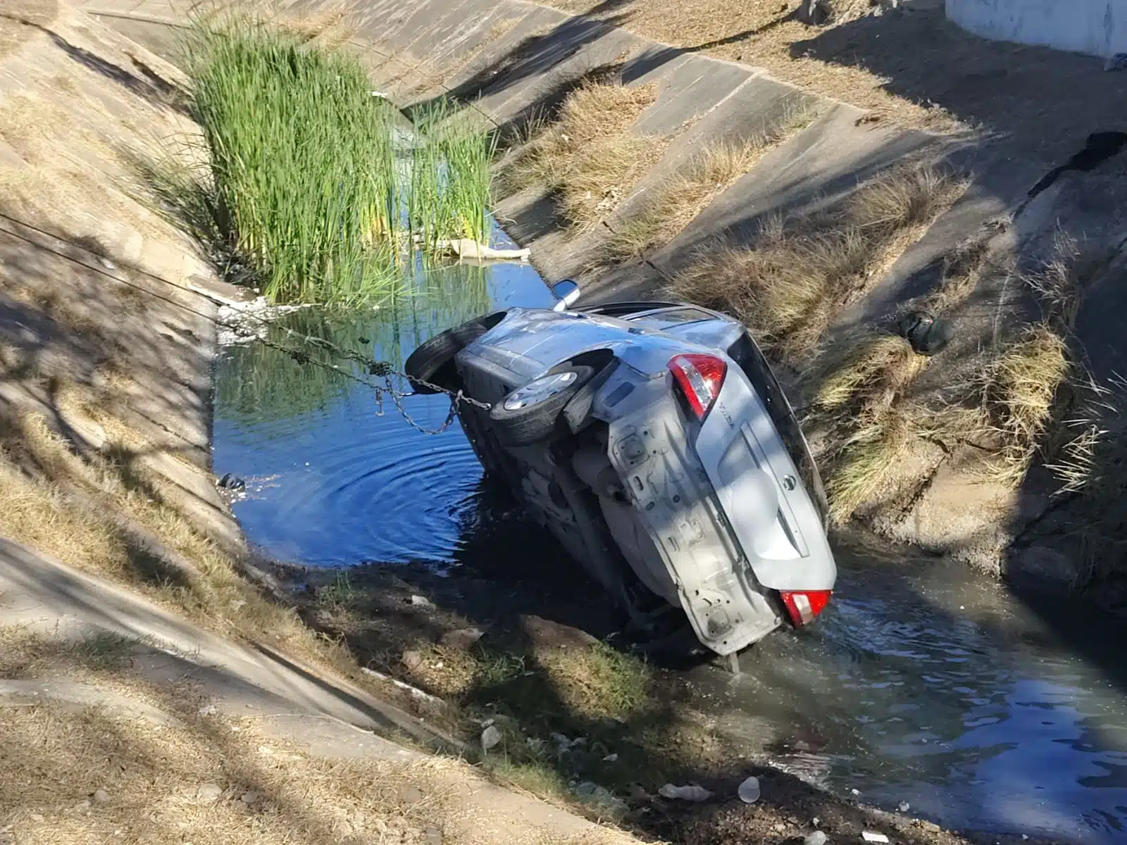 Vehículo volcado al interior de un canal pluvial en Mazatlán.