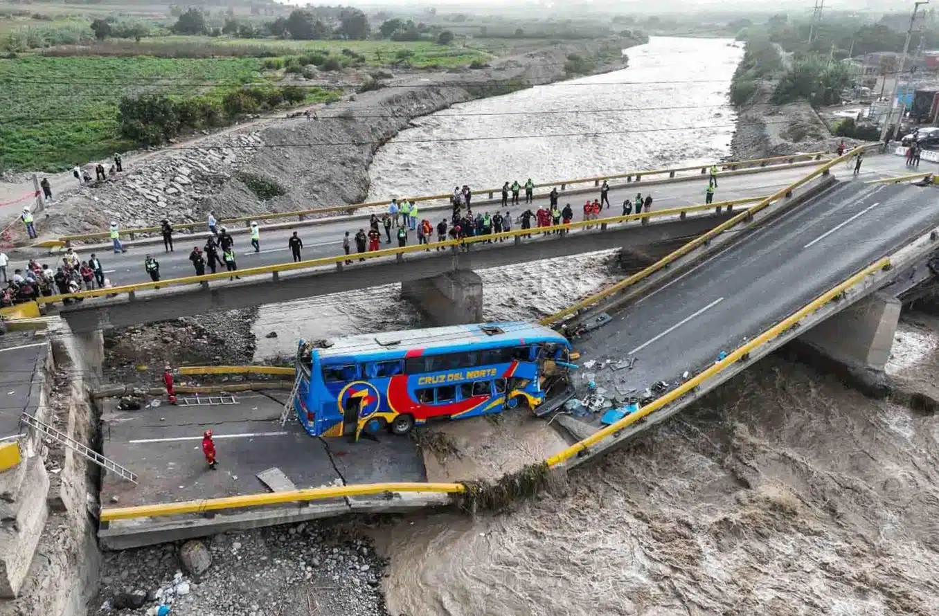 Caída de autobús al río tras colapso de puente en Perú deja 2 muertos y 38 heridos