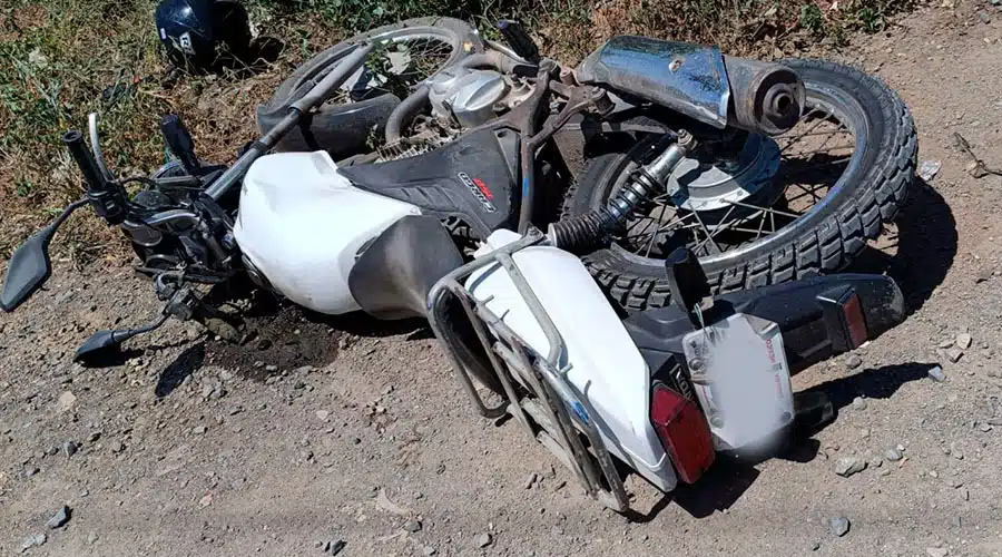 Motocicleta en el suelo tras accidente