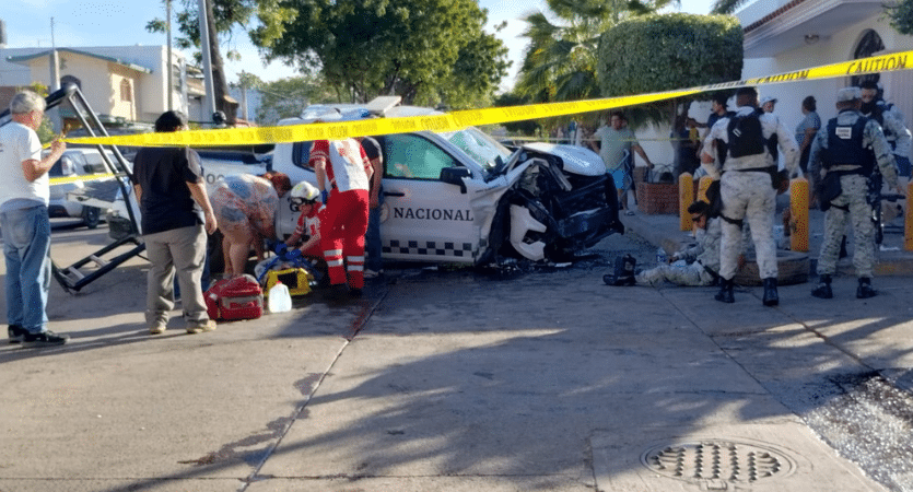 Paramédicos brindan atención a agentes de la Guardia Nacional tras accidente