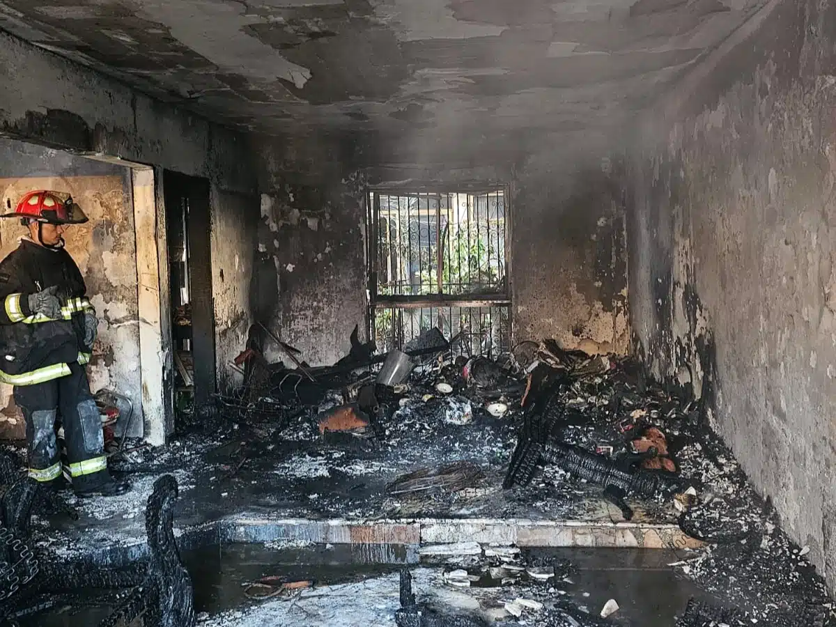 Interior del domicilio tras incendio en Mazatlán