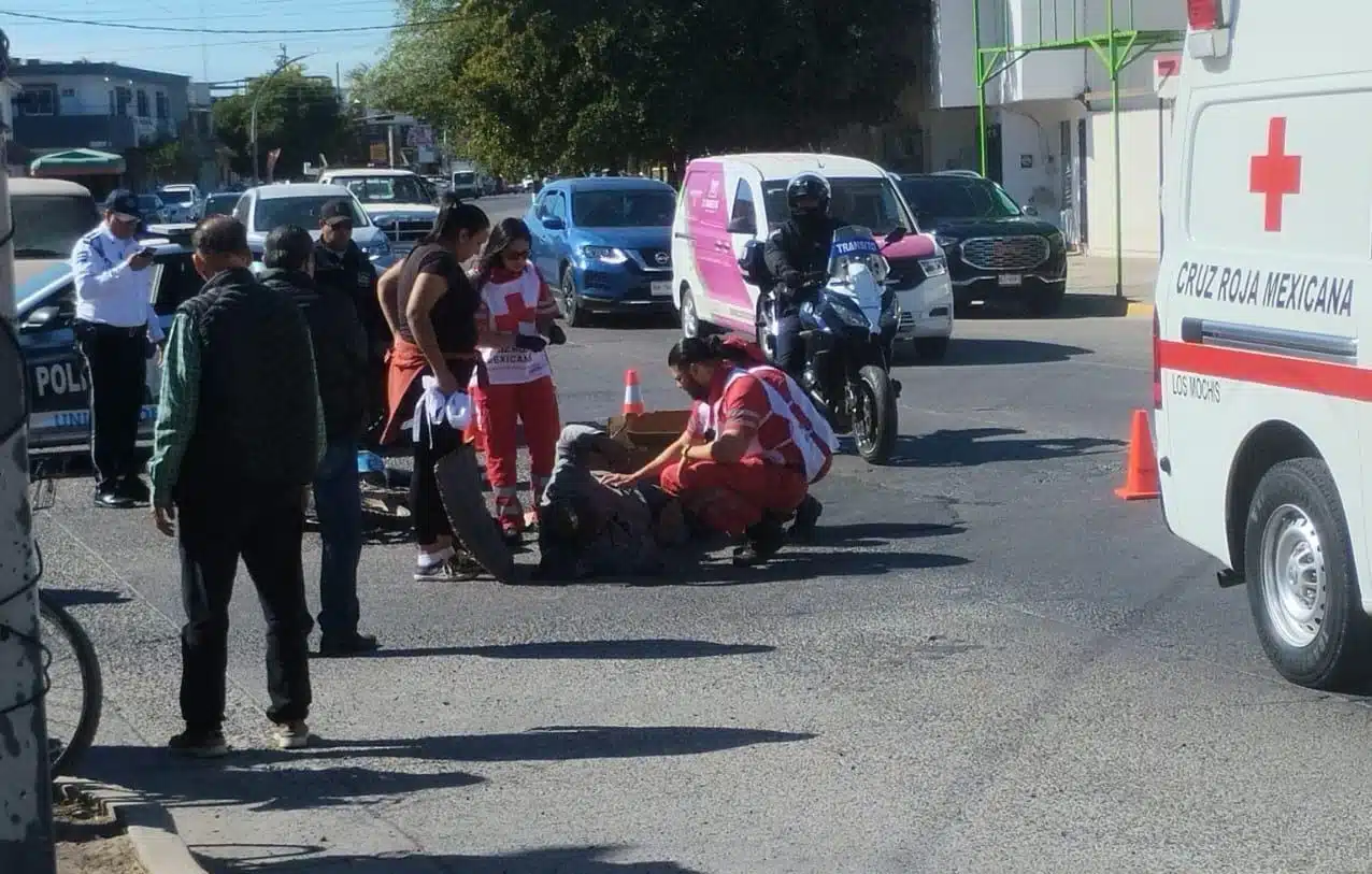 Paramédicos de Cruz Roja auxiliando al adulto mayor lesionado.