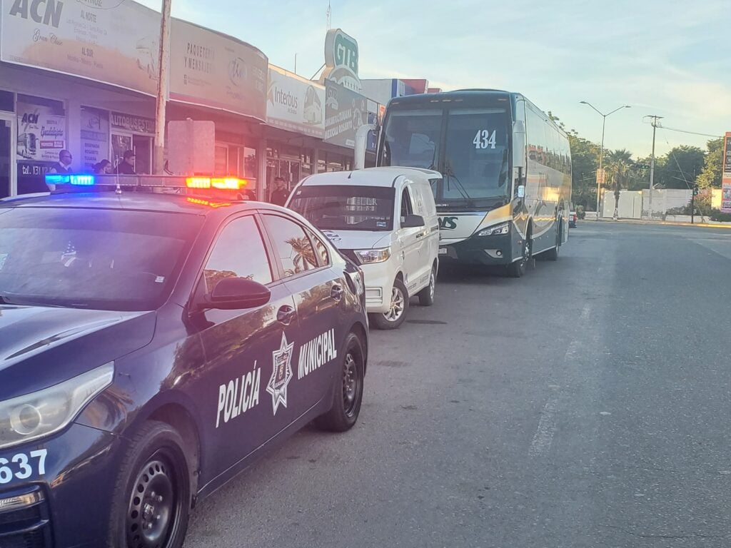 Adulto mayor muere en un autobús al llegar a una terminal de Guasave