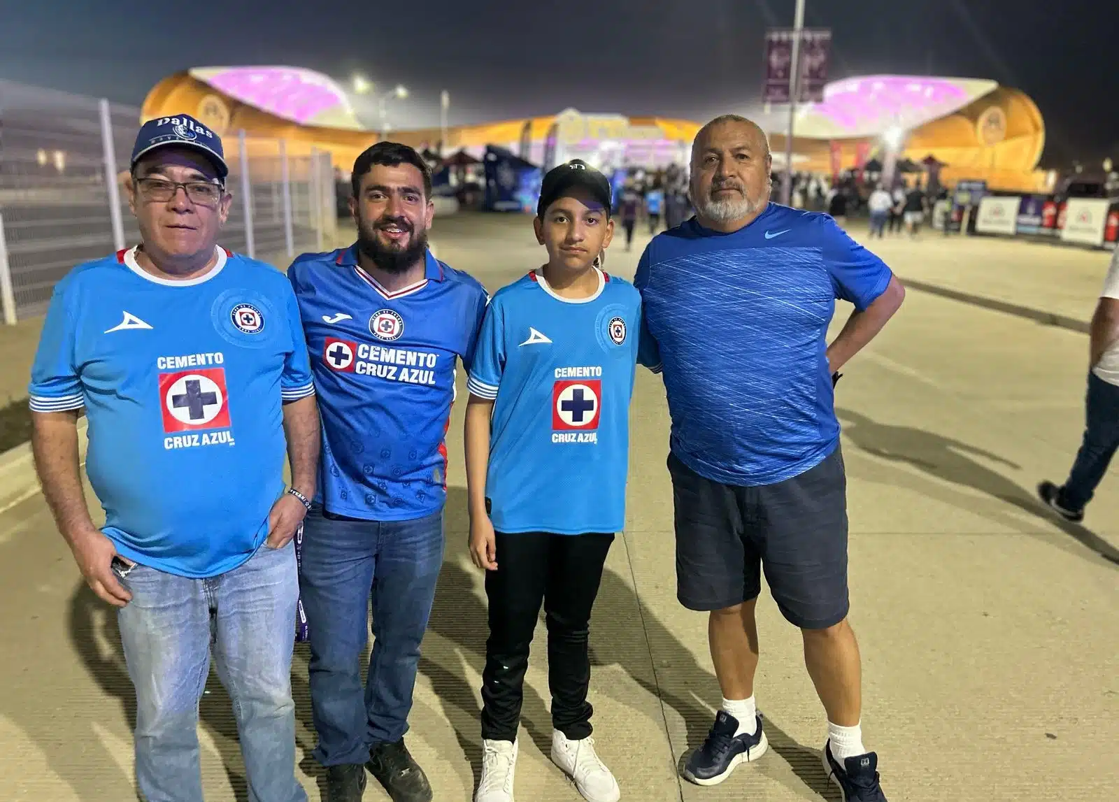 Aficionados del Cruz Azul llegando al estadio El Encanto.