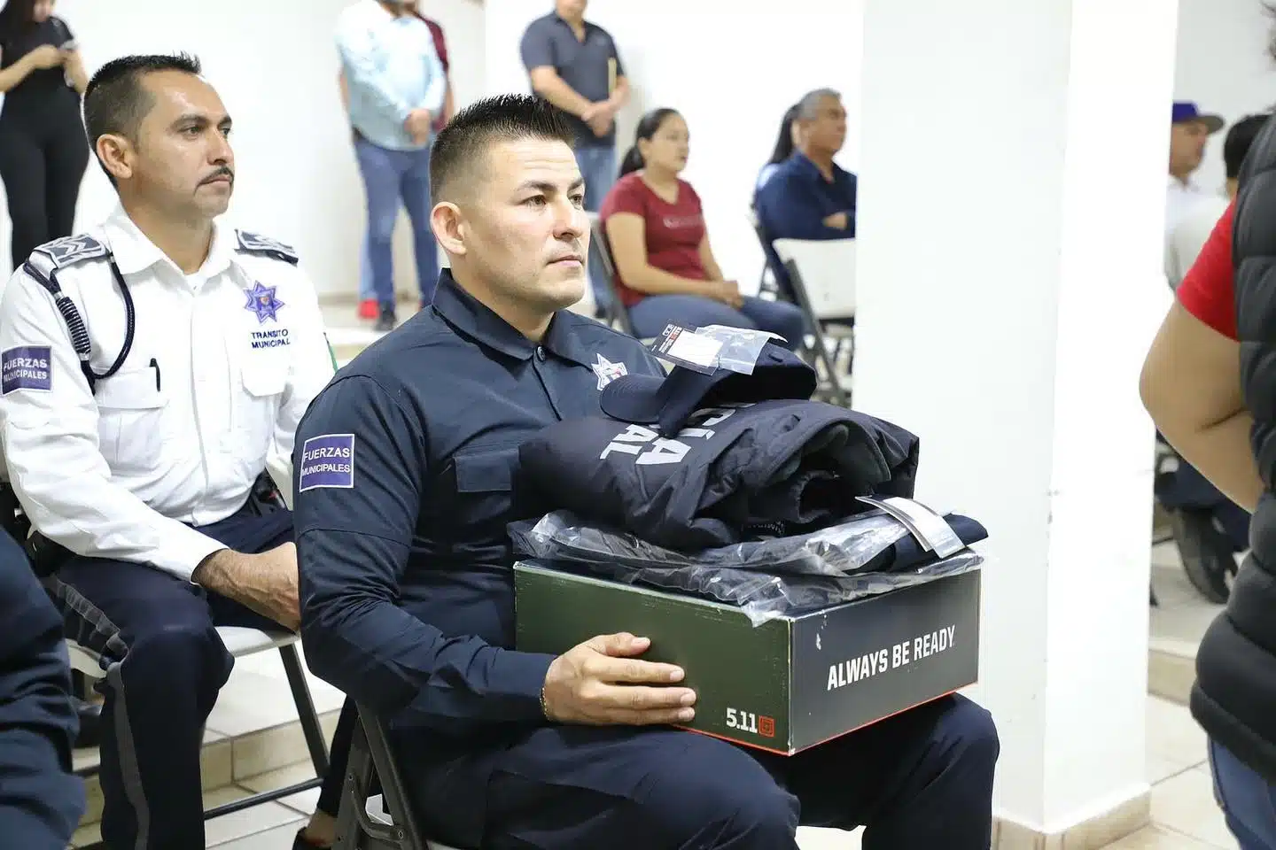 Alcalde entrega uniformes nuevos a policías y personal administrativo de Elota