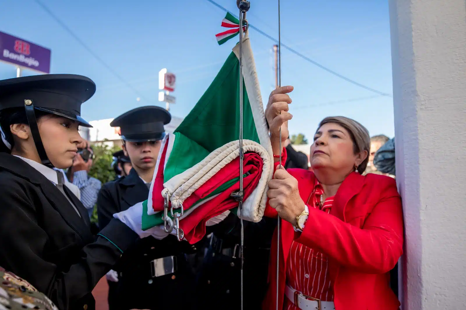 Alcaldesa de Guasave en el Día de la Bandera