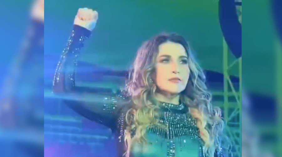 Alicia Villarreal hace señal de auxilio al terminar concierto