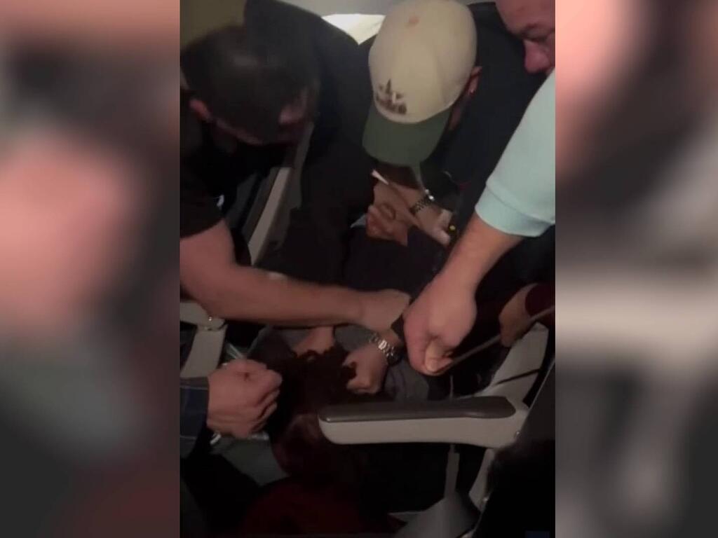 Amarran a pasajero que en pleno vuelo con destino a Houston intentó romper una ventana