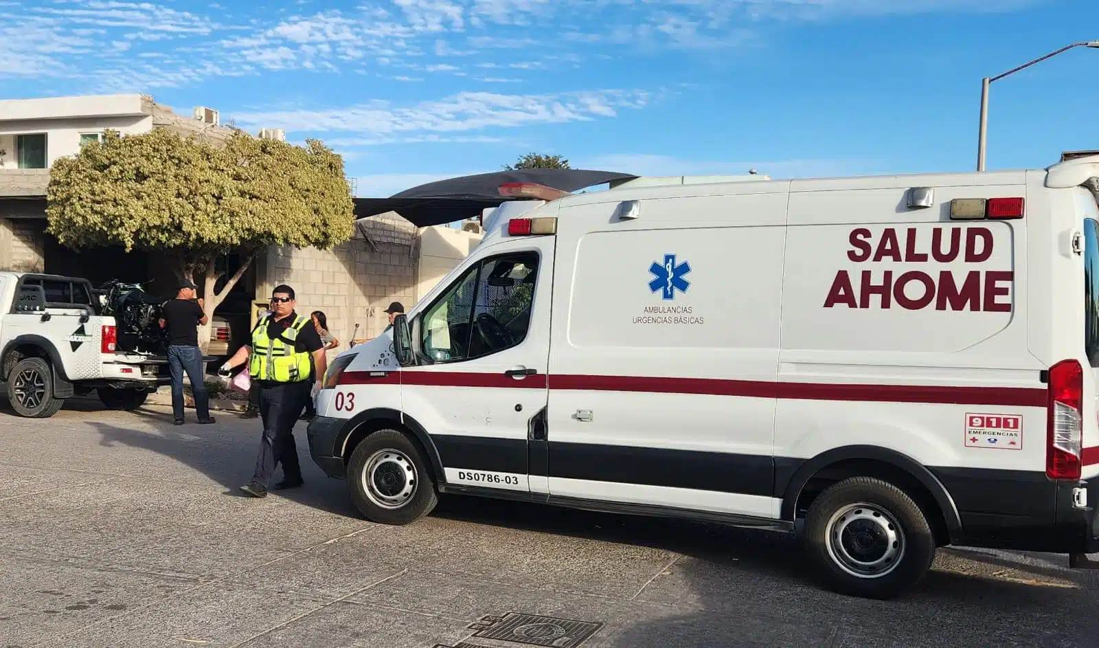 Ambulancia de Summa en el lugar donde ocurrió el accidente vial.