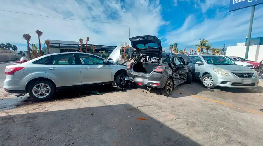 Los vehículos llegaron hasta el estacionamiento de un local