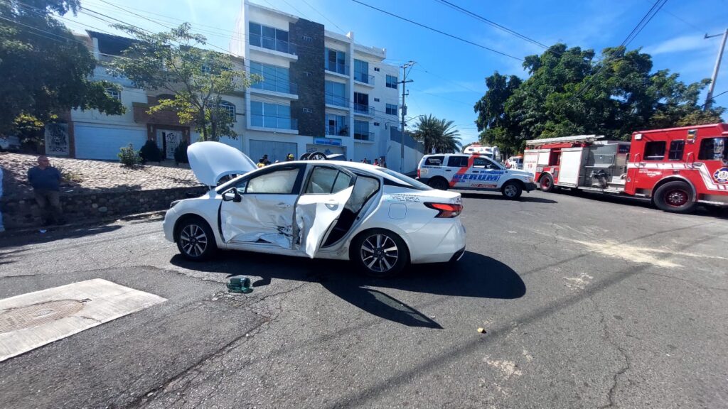 Aparatoso accidente deja a dos personas de la tercera edad y a un estudiante lesionados en Culiacán