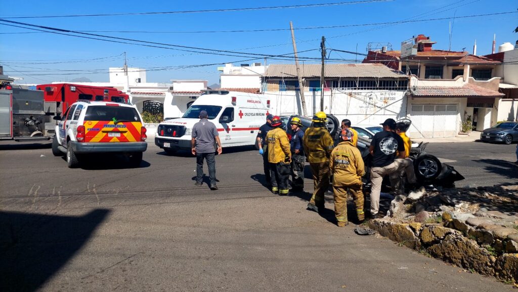 Aparatoso accidente deja a dos personas de la tercera edad y a un estudiante lesionados en Culiacán