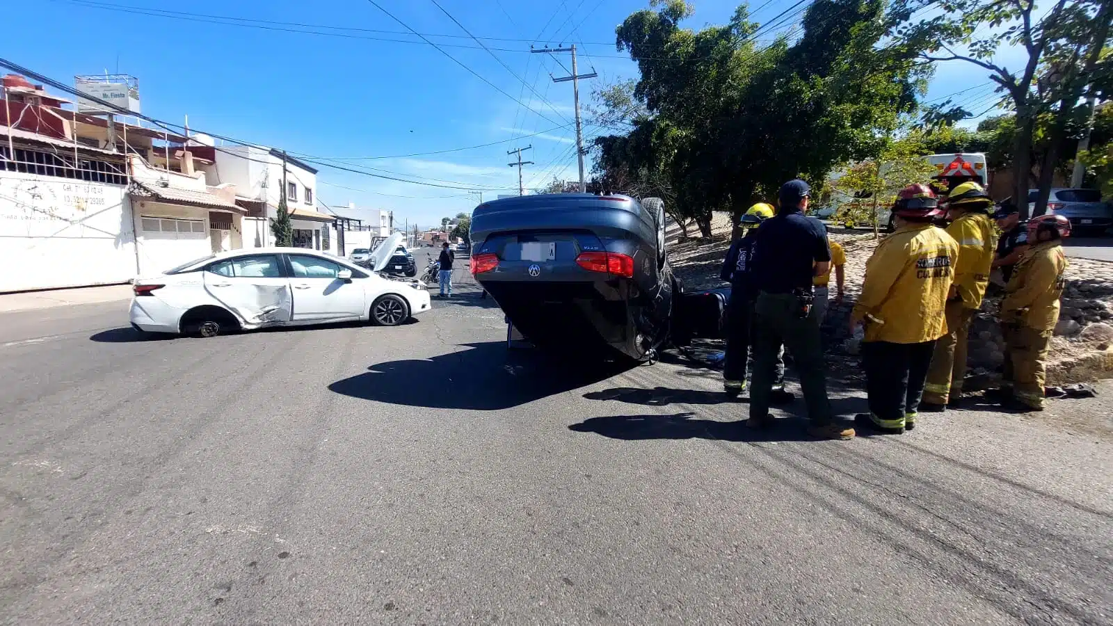 Aparatoso accidente deja a dos personas de la tercera edad y a un estudiante lesionados en Culiacán