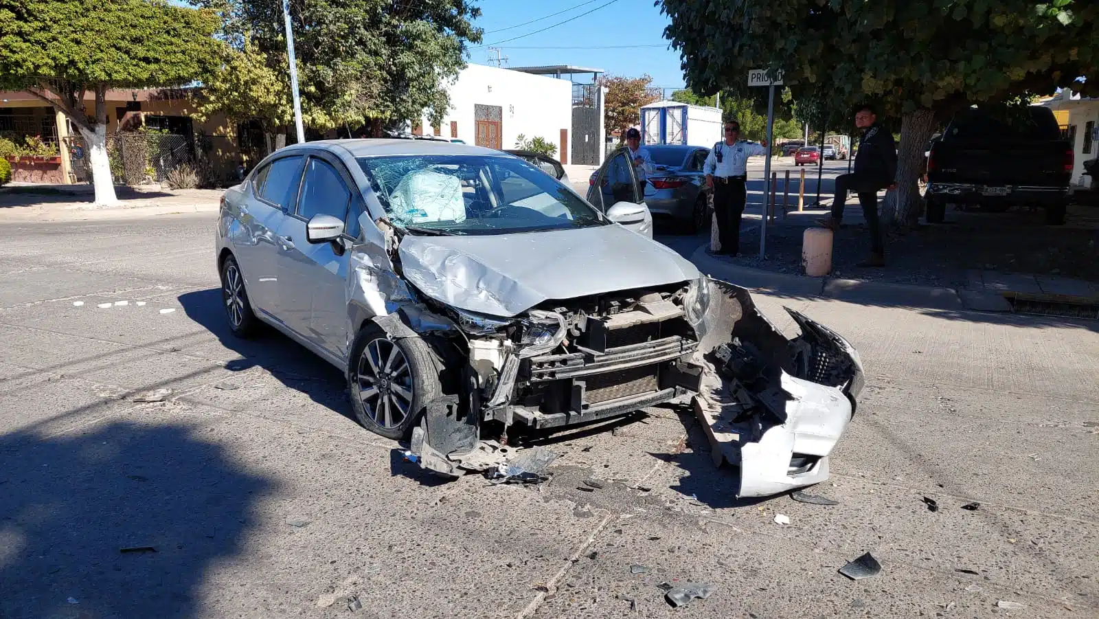 El vehículo Nissan Versa tras la colisión