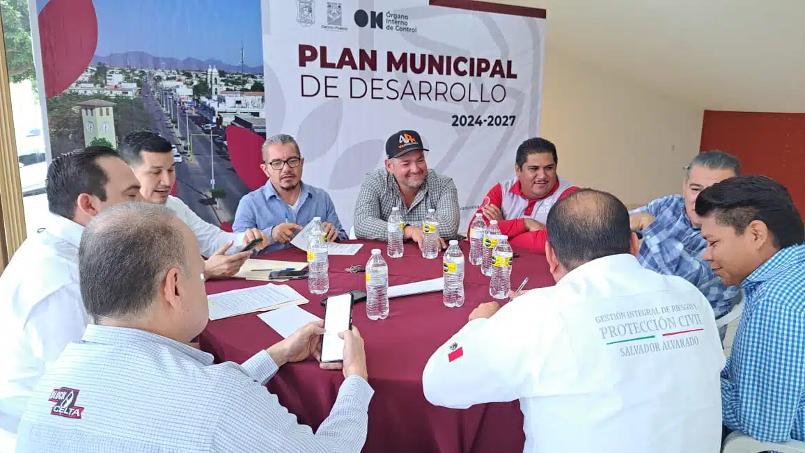 Mesa de trabajo con representantes de sectores productivos en Salvador Alvarado