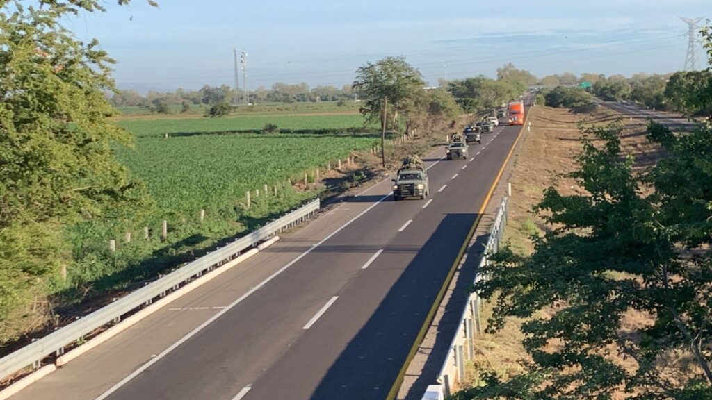 Convoy de militares transitando por carretera de Culiacán en Sinaloa