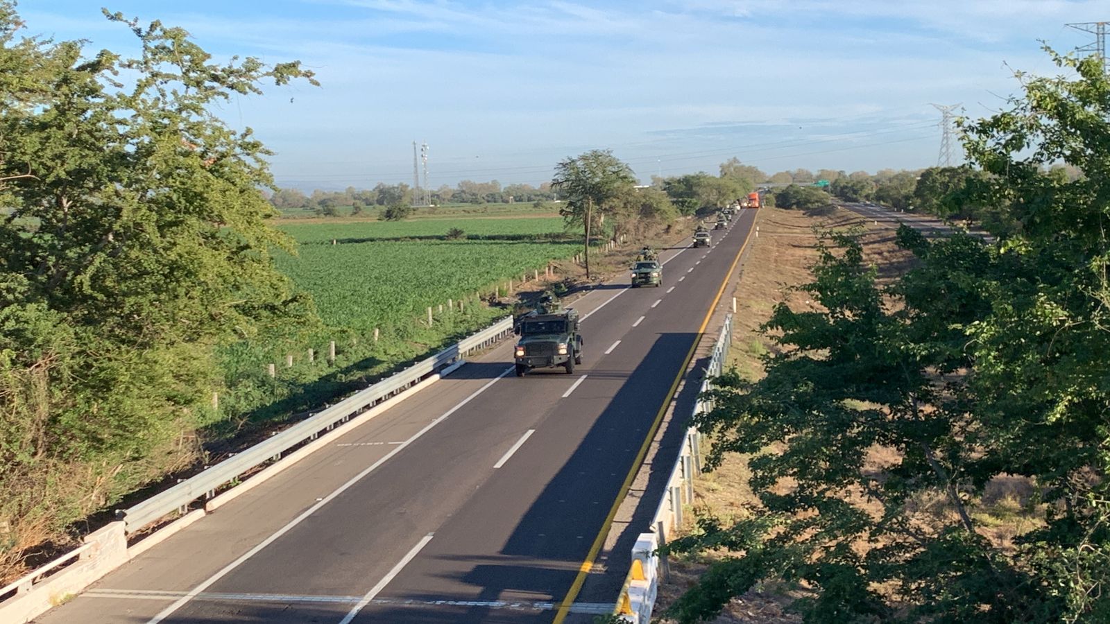 Convoy de militares transitando por carretera de Culiacán en Sinaloa