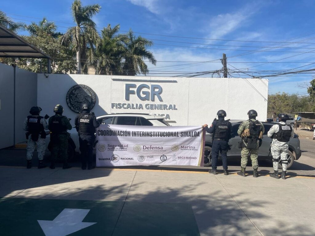 Militares junto con los vehículos asegurados.