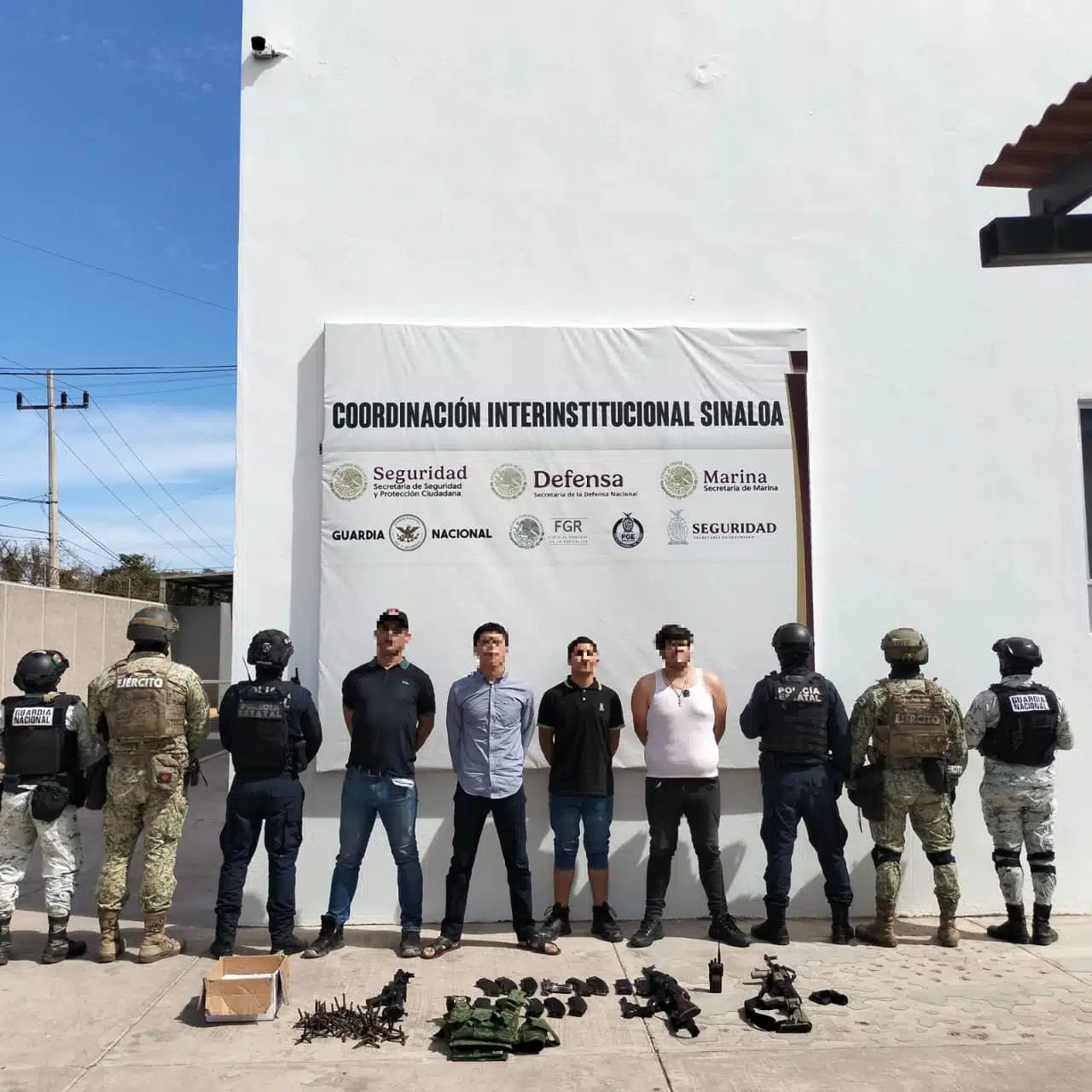 Militares con los hombres que fueron detenidos tras la persecusión.