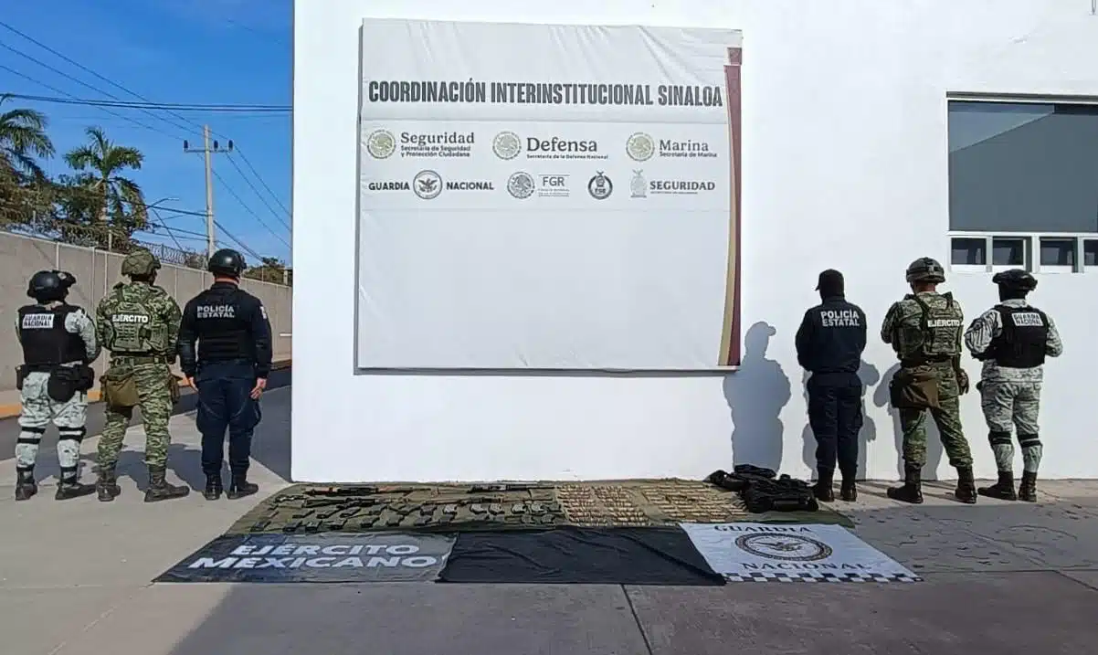 Militares junto al armamento asegurado cerca de la comunidad de Potrerillos del Norote, Elota.