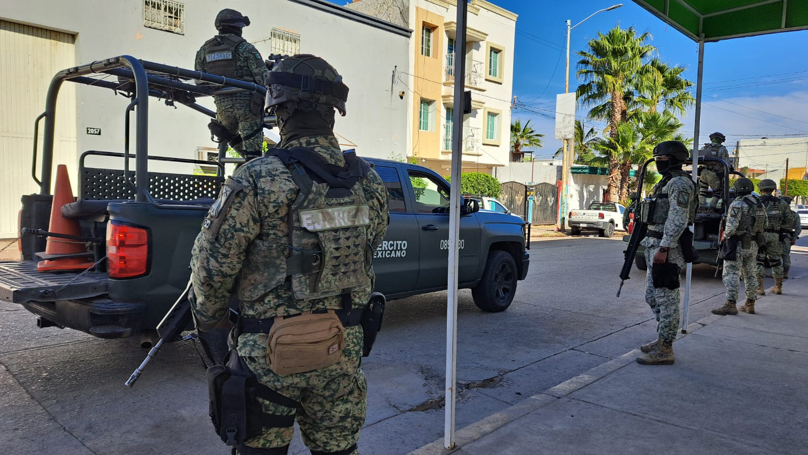 Elementos del Ejército Mexicano resguardan inmueble en Culiacán