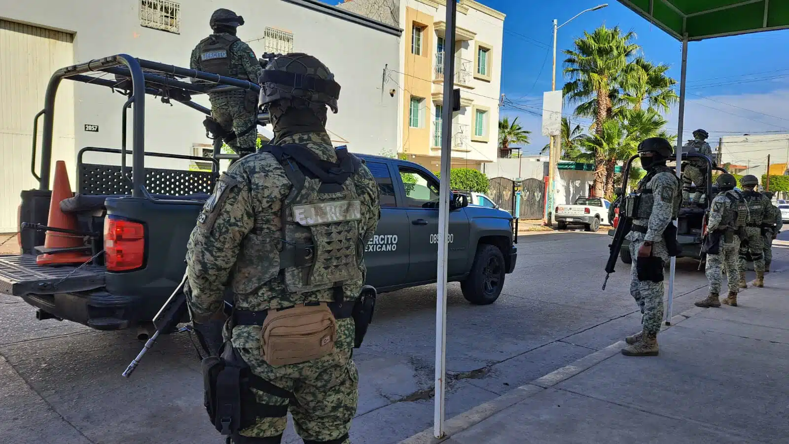 Elementos del Ejército Mexicano resguardan inmueble en Culiacán