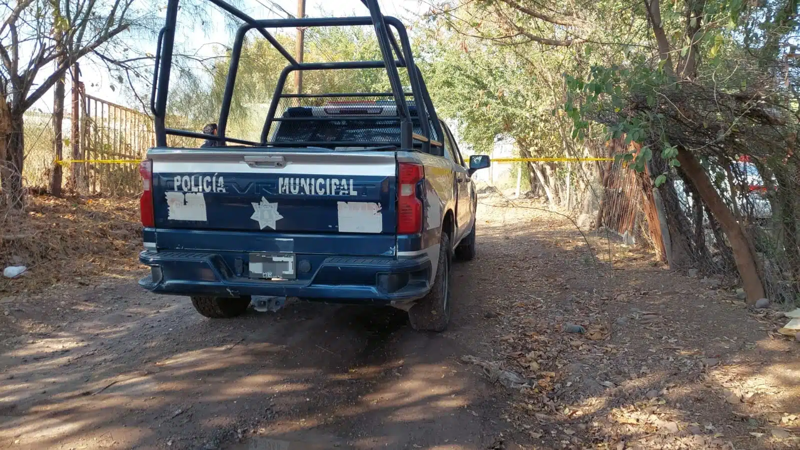 Policía Municipal en la zona acordonada donde fue encontrado el hombre asesinado.