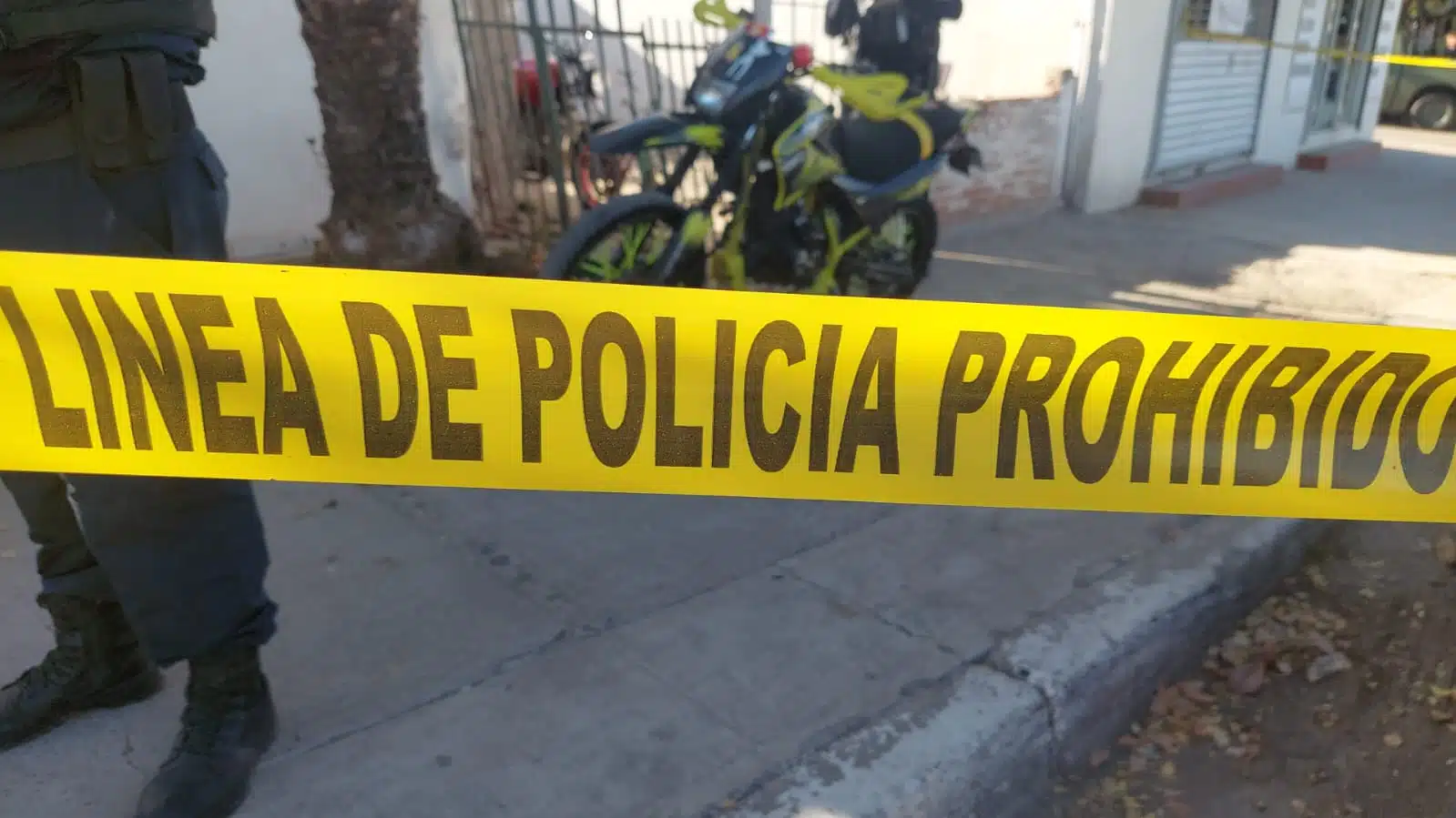 Zona acordonada donde se encuentra la motocicleta que presentó impactos de bala.