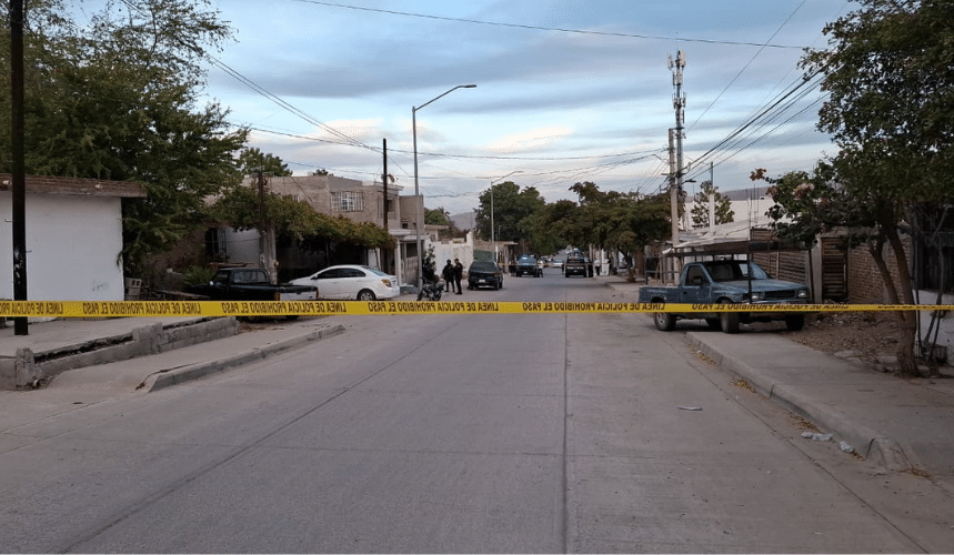 Policía delimitan el lugar del crimen con cinta amarilla
