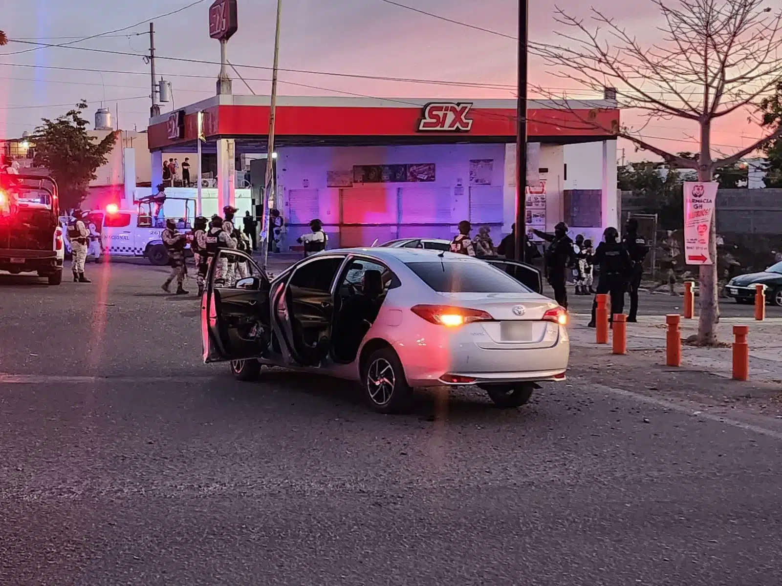 Zona acordonada donde se encuentra un vehículo que fue atacado a balazos.