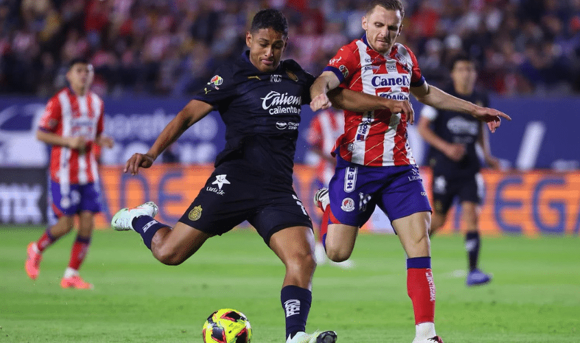 Jugadores de Atlético de San Luis y Chivas