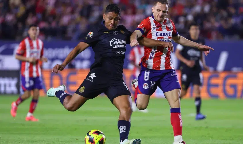 Jugadores de Atlético de San Luis y Chivas