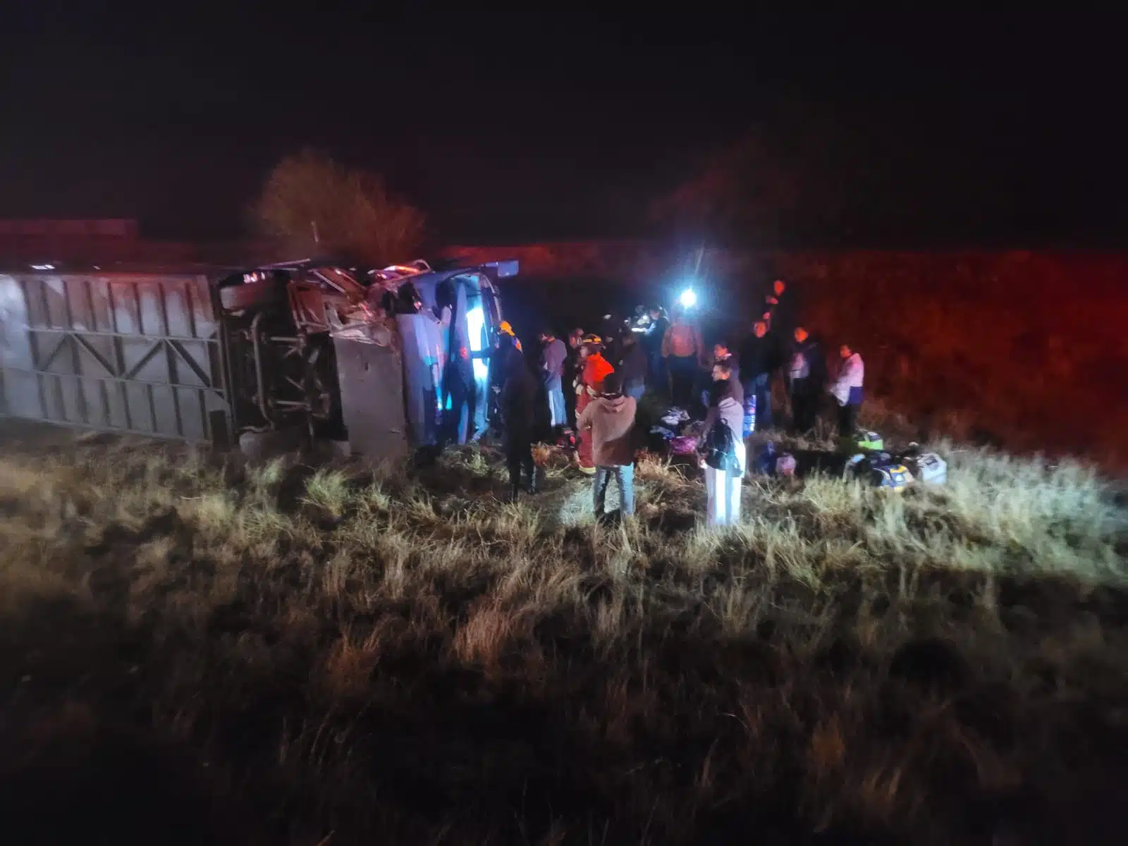 Autobús de pasajeros tras accidente en Elota