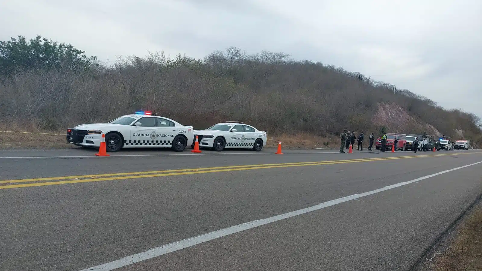 Agentes de policía aseguran el kilómetro de la autopista Mazatlán-Durango