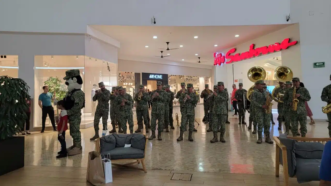 Banda de música militar sorprende en culiacán